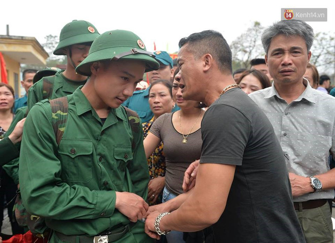 Những giọt nước mắt bịn rịn của người thân ngày tiễn tân binh lên đường nhập ngũ Những giọt nước mắt bịn rịn của người thân ngày tiễn tân binh lên đường nhập ngũ